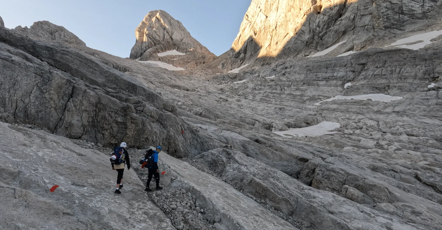 Surowy alpejski teren skalny