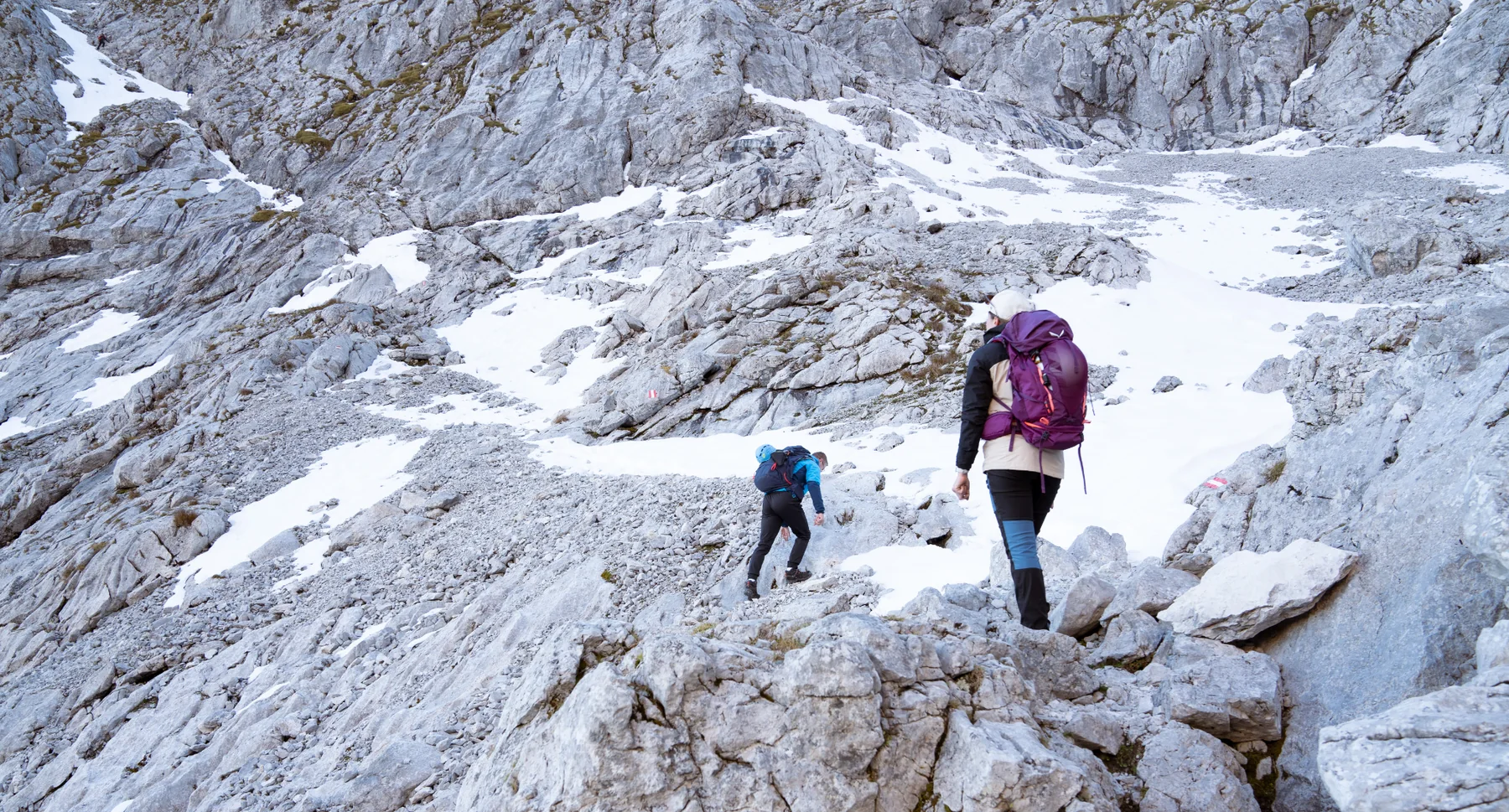 Wędrówka w skalnym i śnieżnym terenie